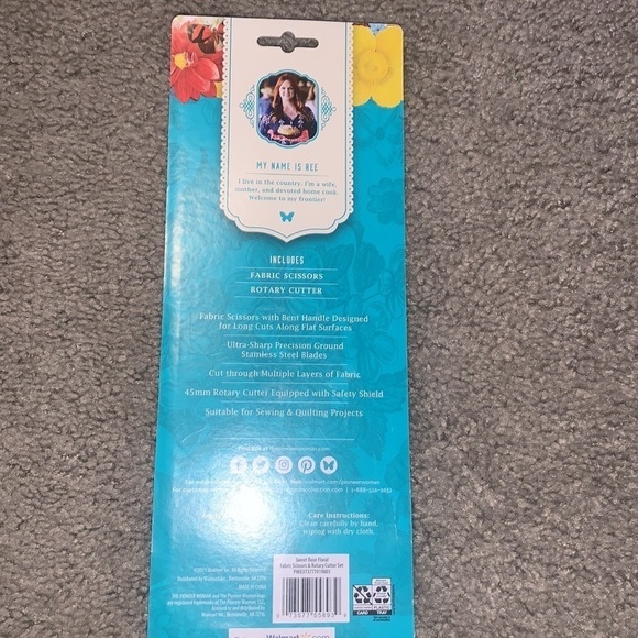 The Pioneer Woman Sweet Rose 45mm Rotary & 8" Fashion Scissors Set: New - Picture 3 of 7